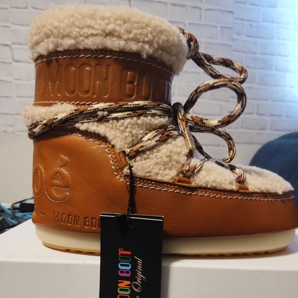 (Brand New ) Chloe x moon boots